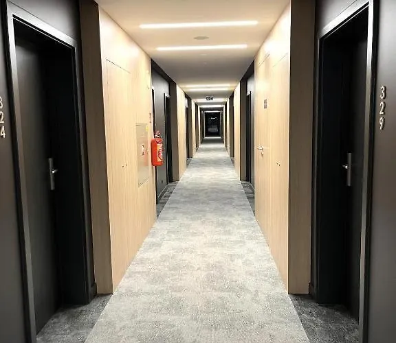 Plac Wolnosci 6 Bond 3* Poznan